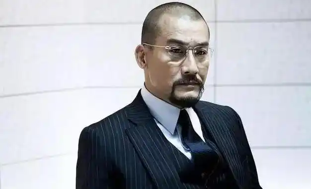 65岁梁家辉脸上有了些许皱纹,67岁周润发身型体态越来越壮实