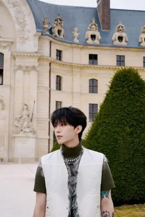 范丞丞亮相givenchy 2024春夏男装大秀的look