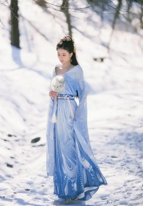 真的是一整个的惊艳住了,浅蓝色古装造型和雪景真的好相配啊!