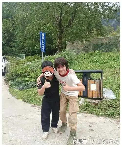 刘烨一家登山游乐妻子白发显稚嫩诺一霓娜俏皮俊朗