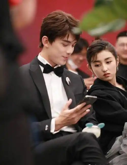 上海电影节吴磊张子枫红毯同框,妹妹拍完照表情好逗,二人说悄悄话被