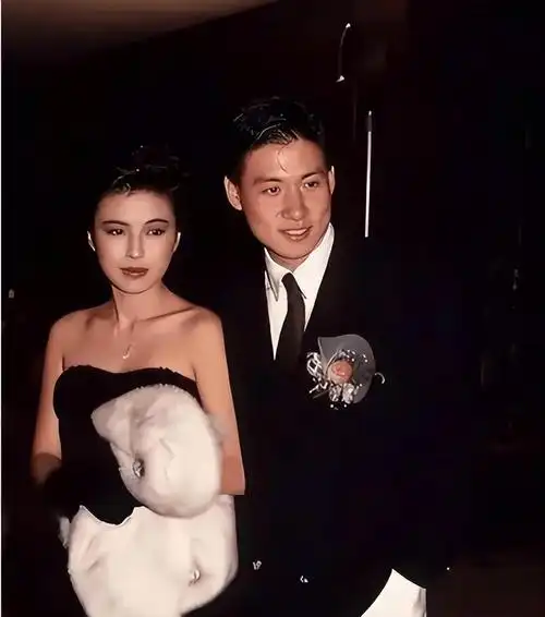 张学友妻子绝望现身,20亿家产打水漂,歌神卖唱轰动社交媒体!