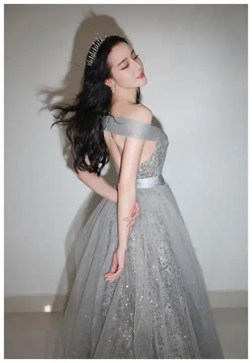 迪丽热巴是迪士尼公主吧?星空裙配皇冠优雅又梦幻,这锁骨我服了