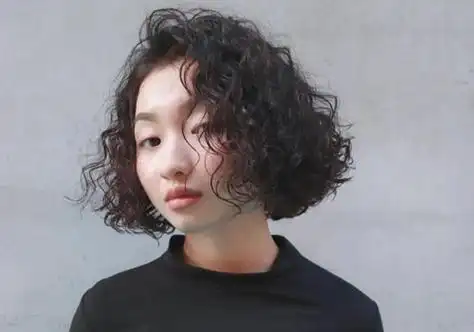 女生偏分 短发螺旋卷烫发发型