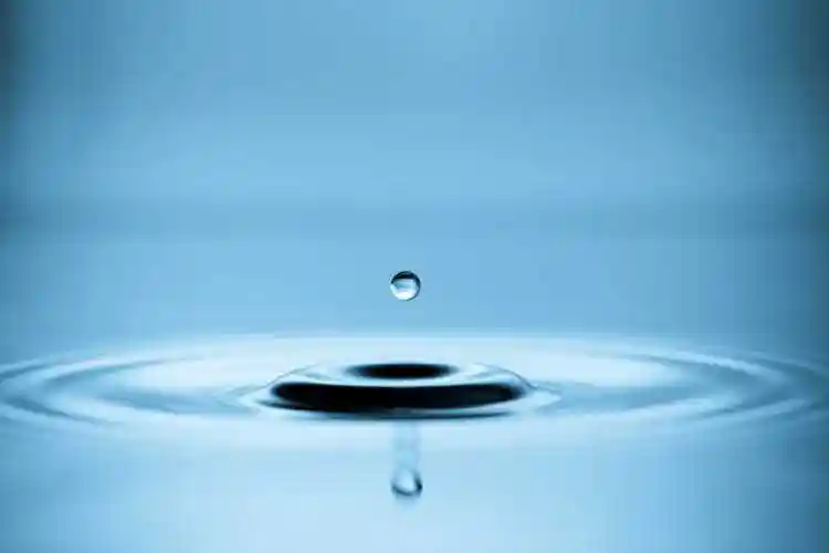 蓝色水面上的水滴图片素材-水滴创意图片素材-jpg图片格式-mac天空