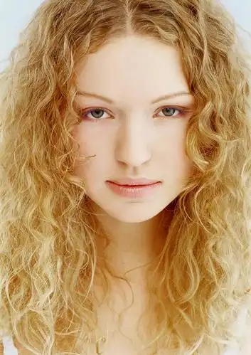 西方人,脸,头,脸颊,头发,一个人,站,笑,微笑,竖图,室内,特写,白天