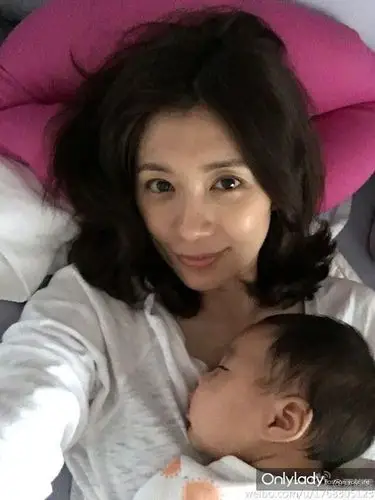 怀孕前贾静雯一直是那种较小的台湾小女生形象,之前遭遇婚变的她同样