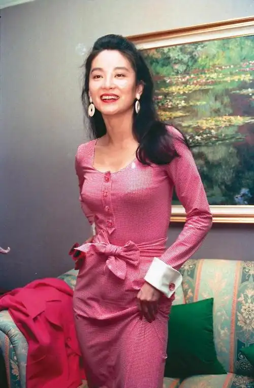 林青霞自曝减肥22斤66岁状态不输年轻人身材管理严格惊艳