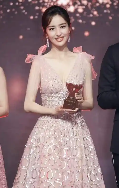 原创佟丽娅学生照曝光众人惊呼这才是真正的国宝级美貌