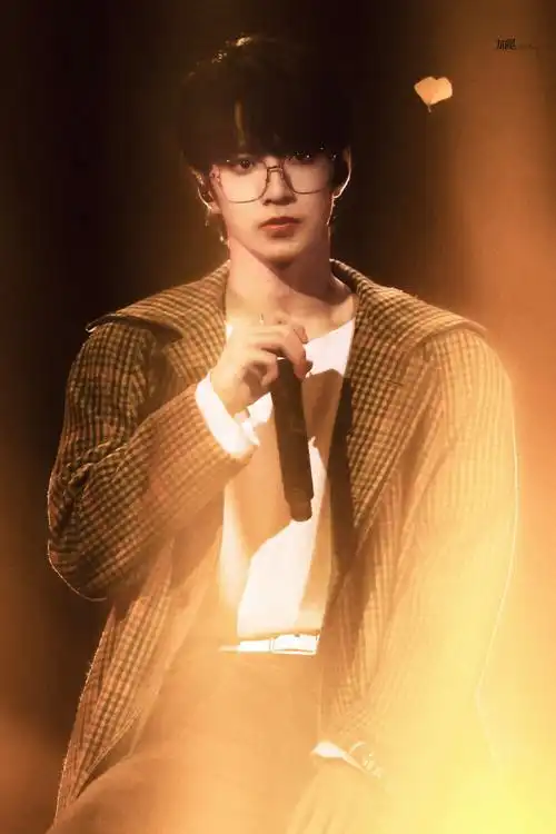 刘耀文 五月粉丝见面会火力全开《黄昏》舞台cr:logo