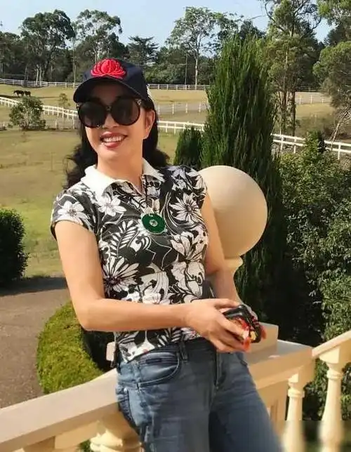 刘晓庆素颜为老公下厨不戴假发终于不扮嫩比普通奶奶还要老