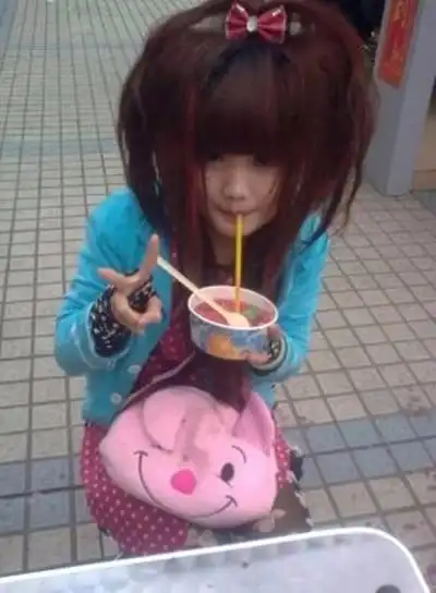 曾经,杀马特女生的工作,是ktv的服务员,工资2000元,却很快乐