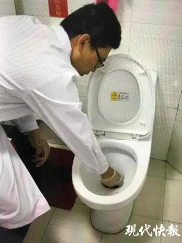 刘孟旭直接用手抓便查看