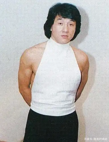 穿渔网上衣和挂脖衫,其实年轻时候的成龙才是男士"油腻鼻祖"!