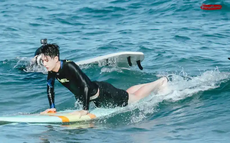 王一博夏日冲浪店# 79让我们乘着阳光 海上… - 堆糖,美图壁纸兴趣