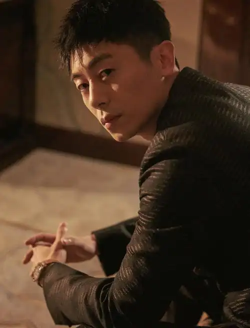 朱亚文云纹西装写真释出 优雅三件套彰显绅士气质_凤凰网娱乐_凤凰网