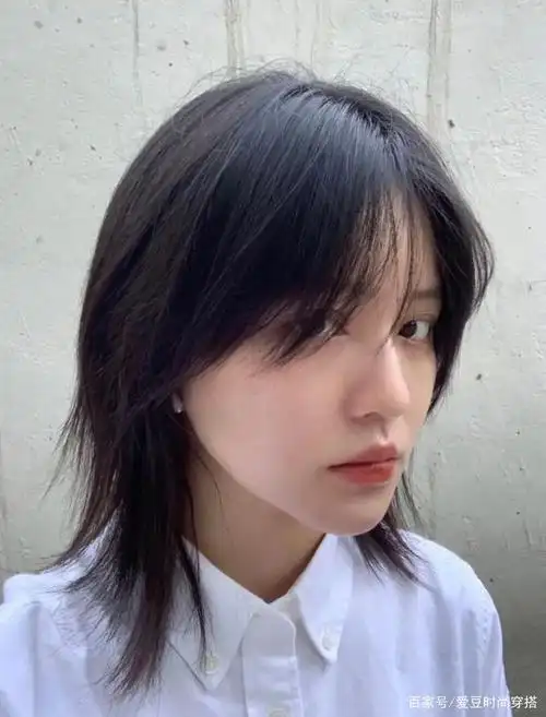 这种发型的特点是 发型很有层次感,但参差不齐,尴尬期 碎发很多,而且