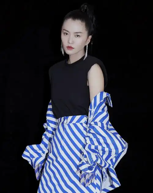 早期的谭维维真美!穿条纹裙不够还戴"条纹手套",太调皮了!