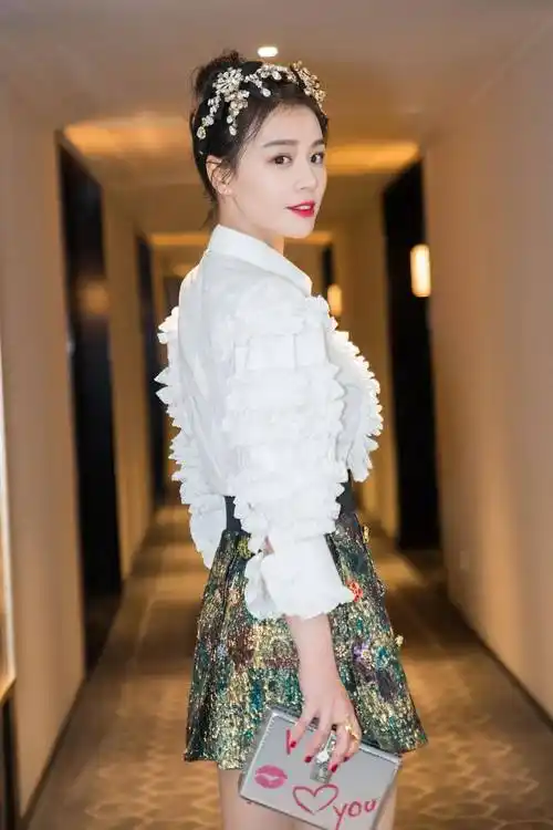 马思纯新杂志不好好穿衣服,艺术不是擦边的遮羞布!