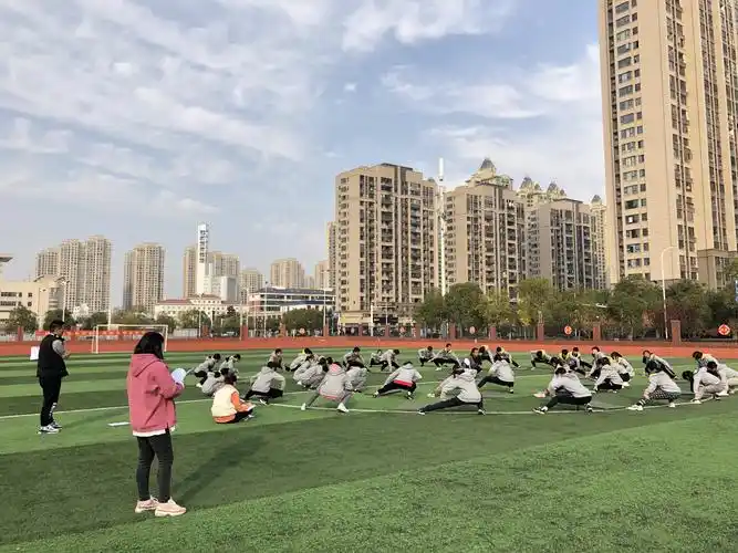 展体育课堂风采,促教师专业成长——新城滨湖校区初中部综合组"一人一