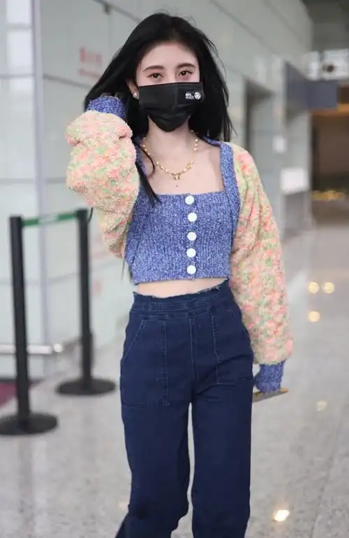 鞠婧祎穿毛绒露脐装机场秀细腰,不时撩发妩媚动人,太美了!