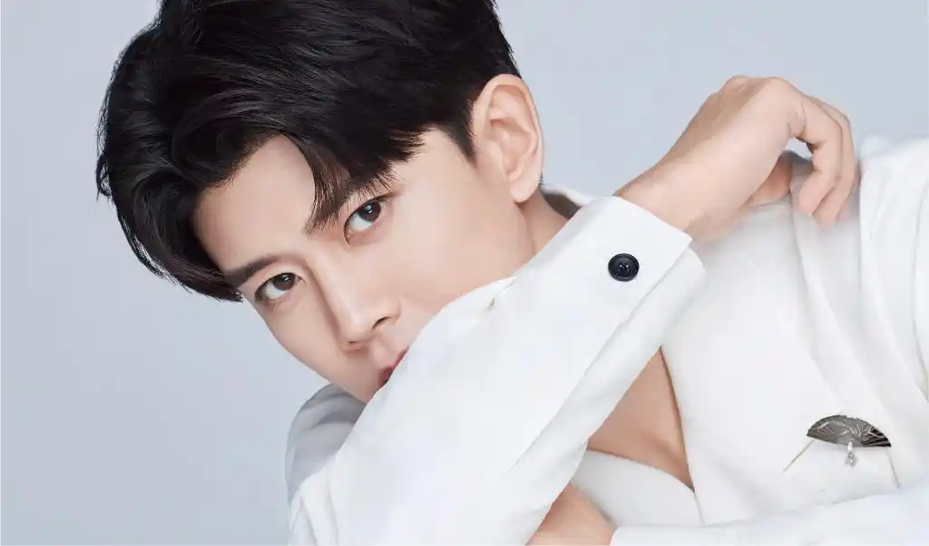 堂堂子今日份投喂高清壁纸一张 白西装超超子没见过的角度