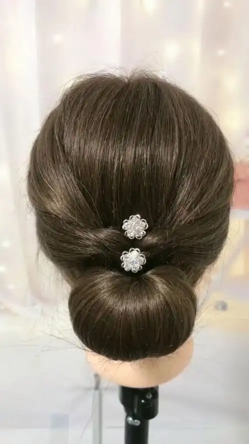 我觉得这种盘发最适合三四十岁的女人,看起来很端庄