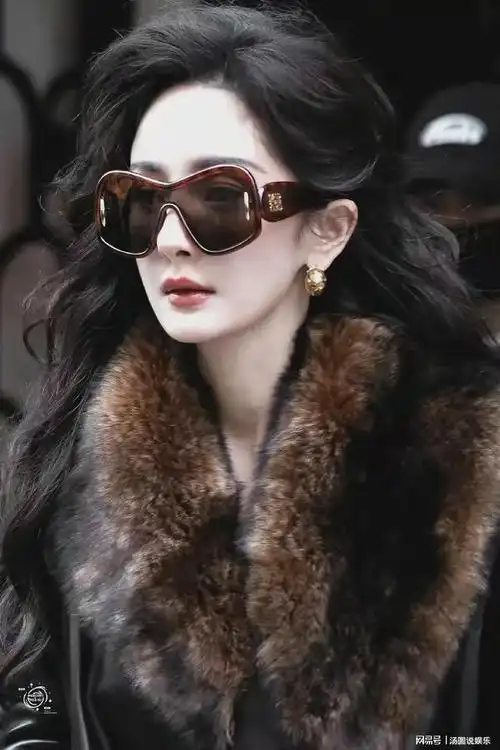 杨幂巴黎时装周看秀造型大鲨四方真的是绝美呀评论区沦陷了