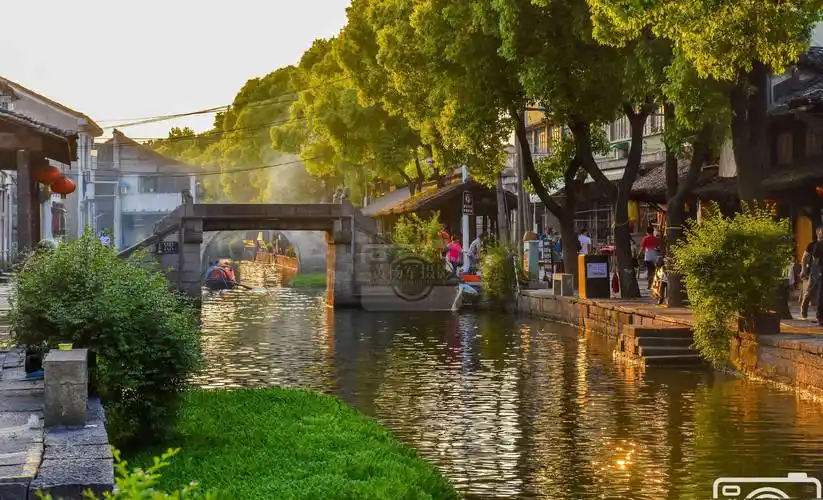 浙江古镇占地仅24平方公里,绍兴四大古镇之一,夕阳下景美如画_地方