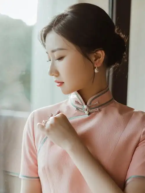 旗袍和珍珠真是绝配吖959595简约随意的发型搭配淡粉珍珠耳环