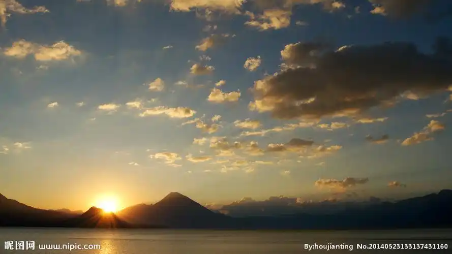 高清天空蓝天白云日出图片