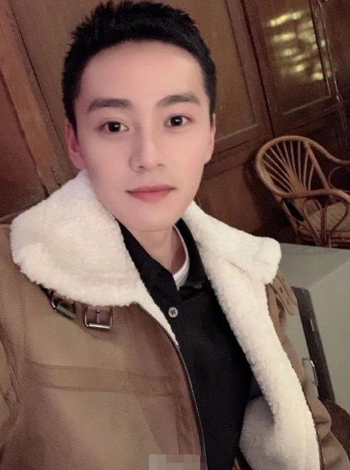 关于朱致灵的年龄,网上没有比较准确的数字,但是从朱致灵的颜值来看