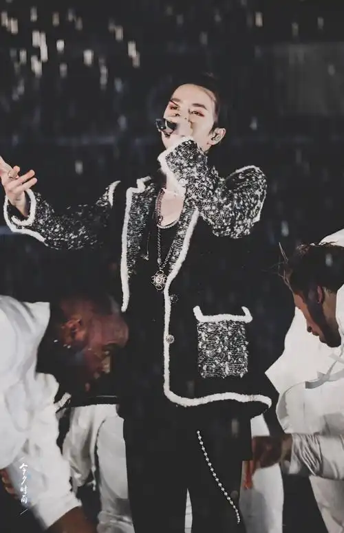 王一博的水舞台,我真的是爱到不行!