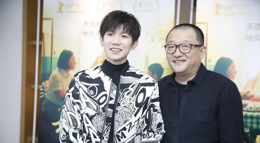 原创王源第一次参加电影路演,王源爸爸妈妈做了件很有仪式感的事,赞