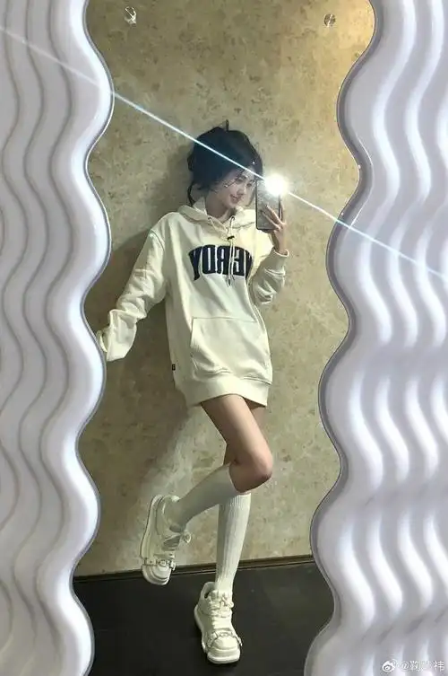 鞠婧祎最新营业live图,腿好细啊,做鞠姐的粉丝也太幸福了吧