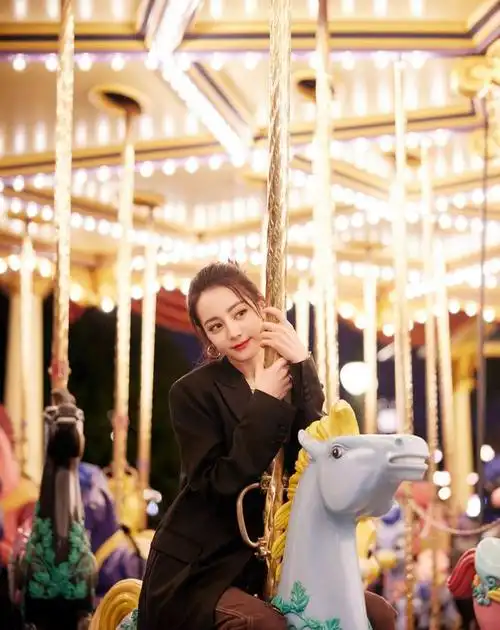 杨洋迪丽热巴迪士尼看烟花气氛真的好暧昧网友赶快因戏生情