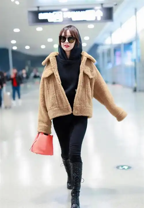 原创吴昕走机场罕见时尚,穿1000泰迪熊外套,红唇墨镜美得不敢认