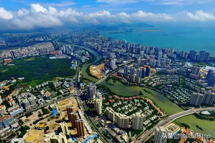 四季如夏,一年四季零烟雾,常被评为宜居城市,是中国著名的热带滨海
