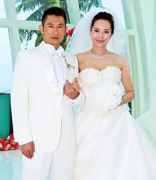 回顾当红女星郭羡妮嫁普通的河南小丈夫给农村公婆买房