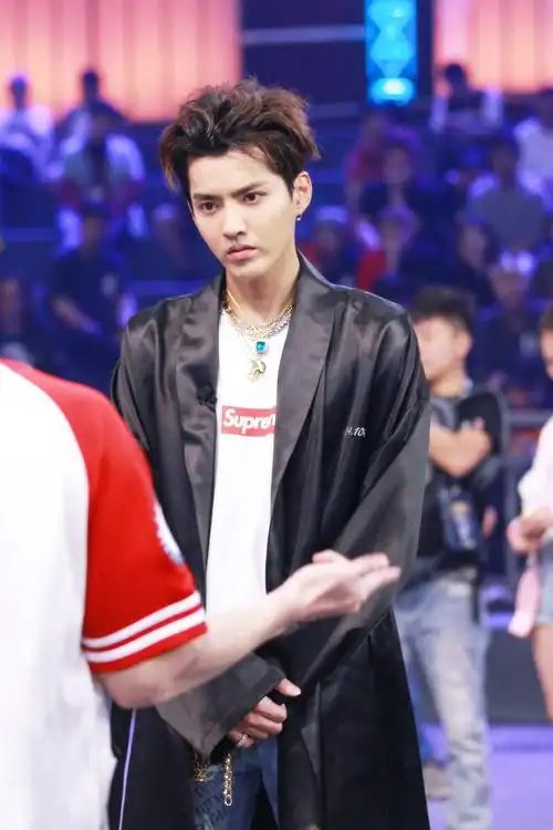 《中国有嘻哈》开播 吴亦凡面对迷弟表白羞红脸