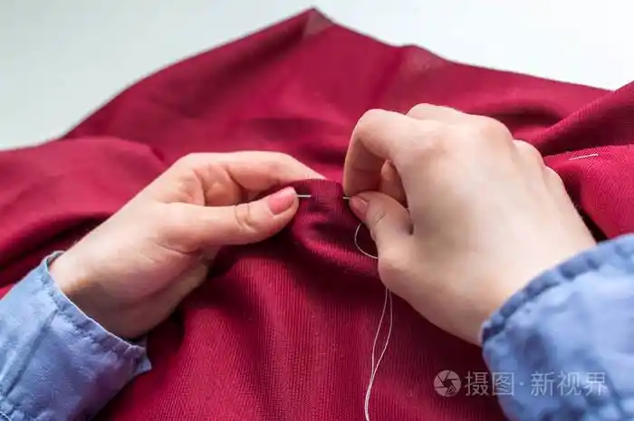 女裁缝用手缝衣服女人的手紧闭