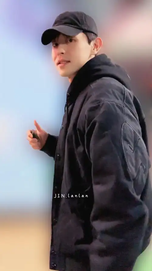 邓伦#  你的笑容治愈一切,无限循环那天的我们  沉醉在花痴中无法