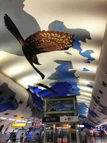 绚丽的城市彩绘地铁站