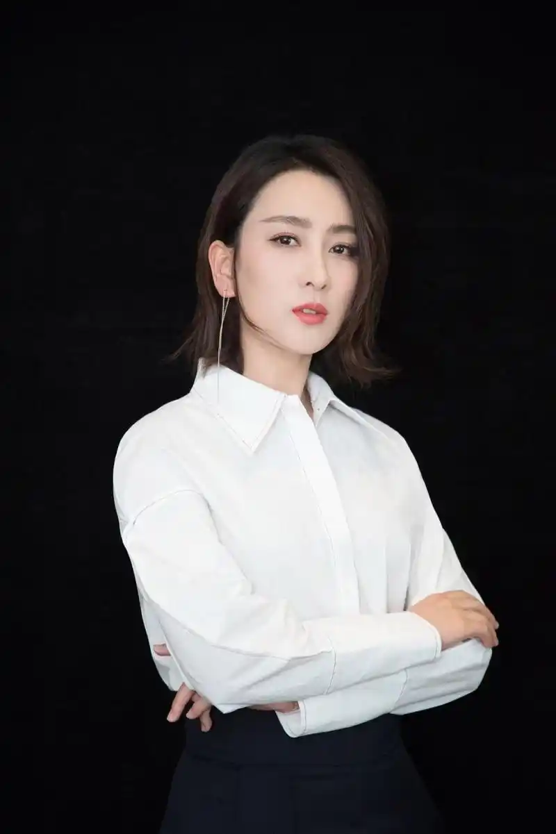 38岁马苏换新发型,变波波头短发配衬衫 西裤干练时髦,减龄时髦