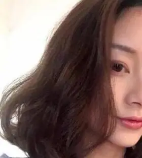 1,空气刘海短发今天为大家推荐4款比较适合脸大的女生的发型,想换发型