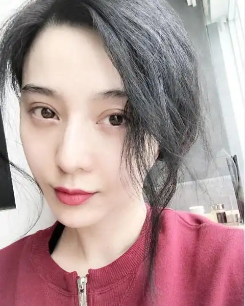 范冰冰皮肤非常白皙,而且据见过她的人说,她的皮肤细腻到几乎看不到