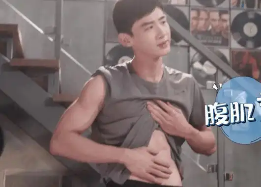 白敬亭特警造型帅惨了,撩衣秀腹肌太撩人,果然没白举铁