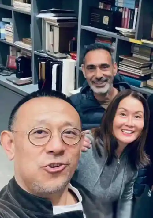 姜文周韵一家同框,俩儿子罕见亮相,身高出众,长相随爹