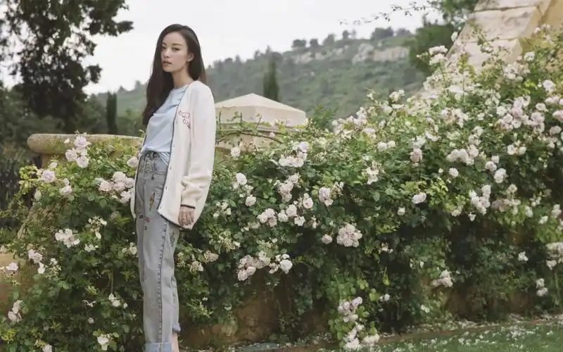 桌面壁纸 美女 女星模特 > 倪妮户外摄影图片显示:√欣赏模式   全屏