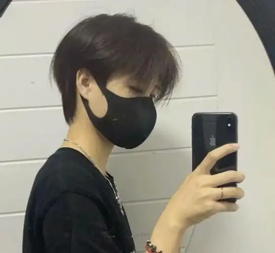 在神奇的互联网上她遇到了另一位给了tony相同图的小姐姐,结果也没啥